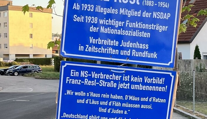 Es gibt Info-Tafeln. 