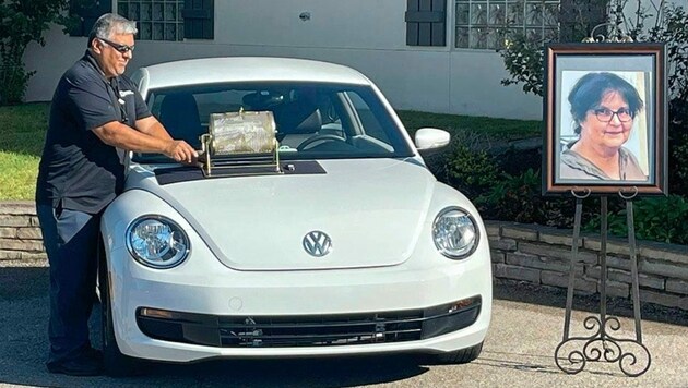 Testamentsverwalter mit Tombola-Trommel am Auto der verstorbenen Diana Sweeney (Bild: Bonham/Sweeny)