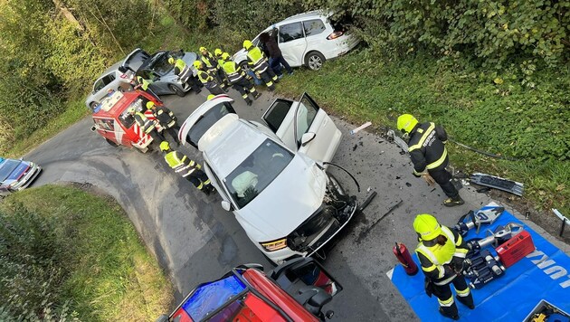 Der Lenker des zweiten Fahrzeugs wurde nur leicht verletzt. (Bild: HFW Villach)