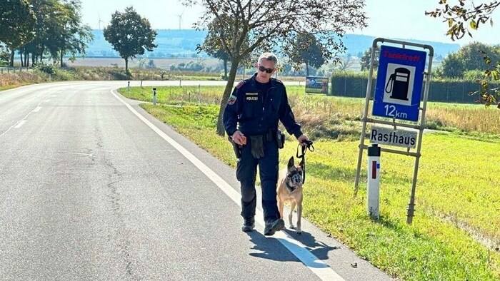 Die Suche nach geflüchteten Schleppern und Migranten hält die Polizei im Bezirk Neusiedl am See ...