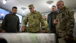 Selenskyj inspiziert Schlachtpläne mit seinen Kommandeuren. (Bild: AFP)