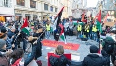 Rund 400 Teilnehmer waren bei der Demo dabei. (Bild: Christian Forcher)