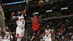 Dennis Schröder (17) im Duell mit Andre Drummond (3) (Bild: AP Photo/Matt Marton)