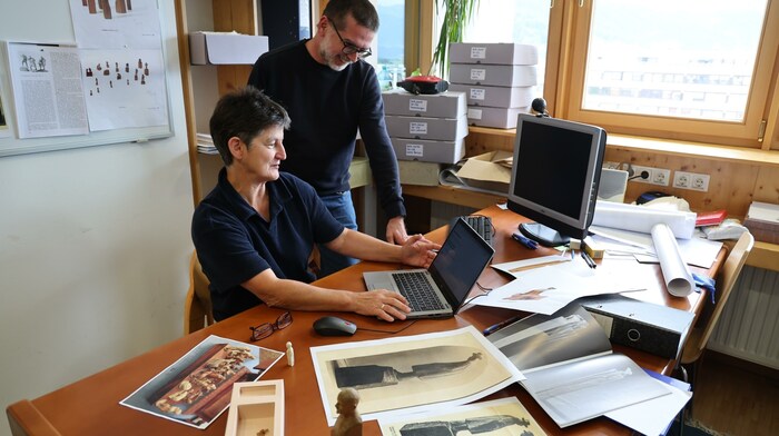Steinsiek und IT-Fachmann Ulrich Lobis werken an einem digitalen Katalog.