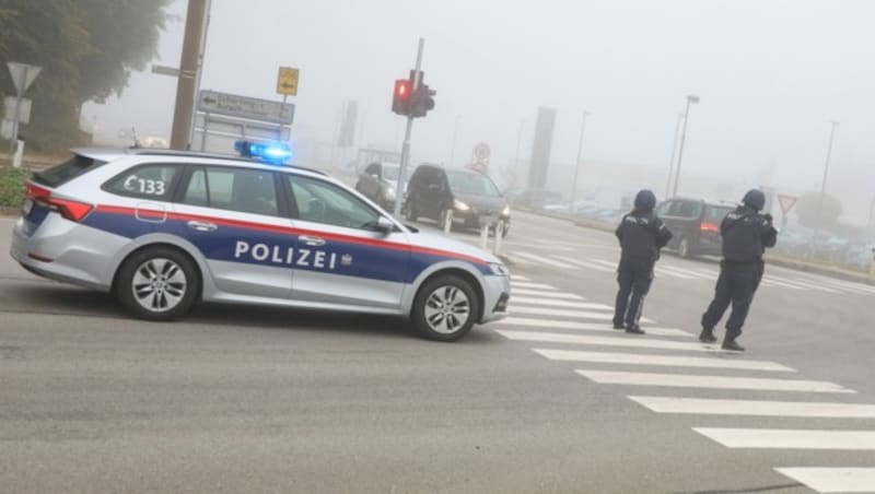 Schwer bewaffnete Polizisten hielten Ausschau nach dem Flüchtigen. (Bild: laumat.at / Matthias Lauber)