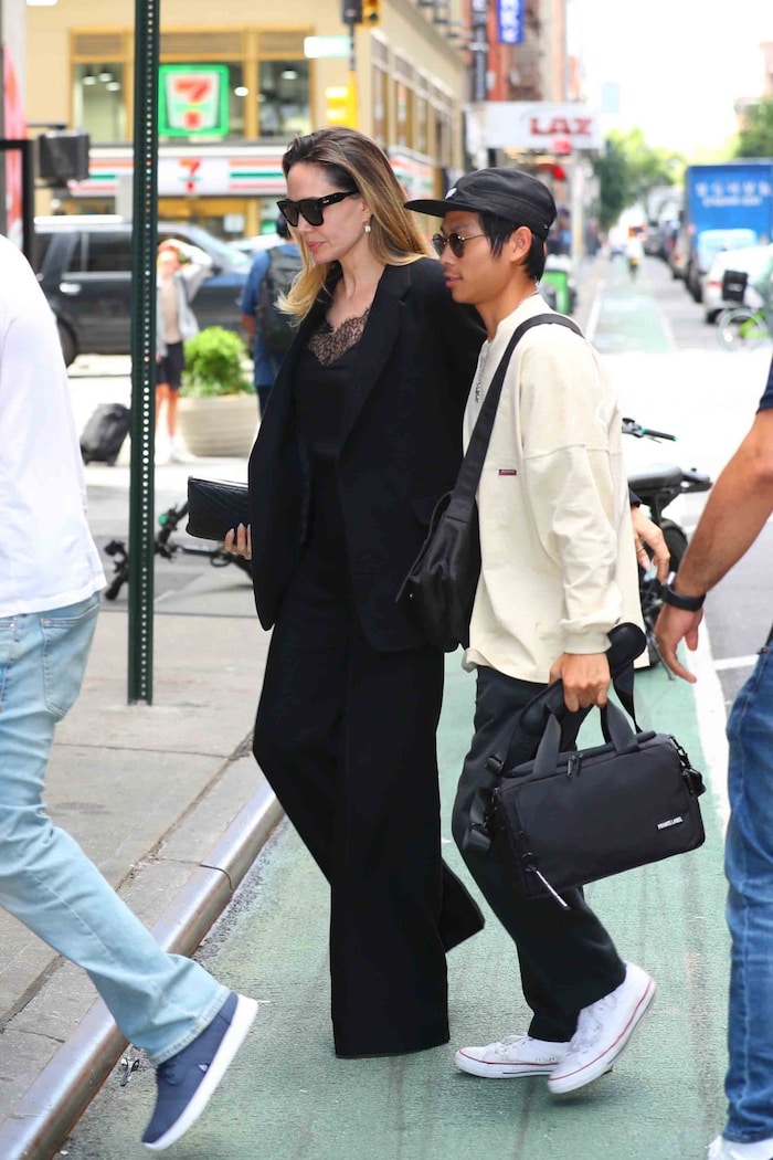 Angelina Jolie sieht in der schwarzen Leinenhose, die sie mit einem Oversized-Blazer kombiniert, einfach umwerfend aus.