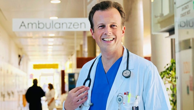 Noch einmal im Arztkittel: Kornhäusl am letzten Arbeitstag als Internist am LKH Graz II (Bild: Christian Jauschowetz)