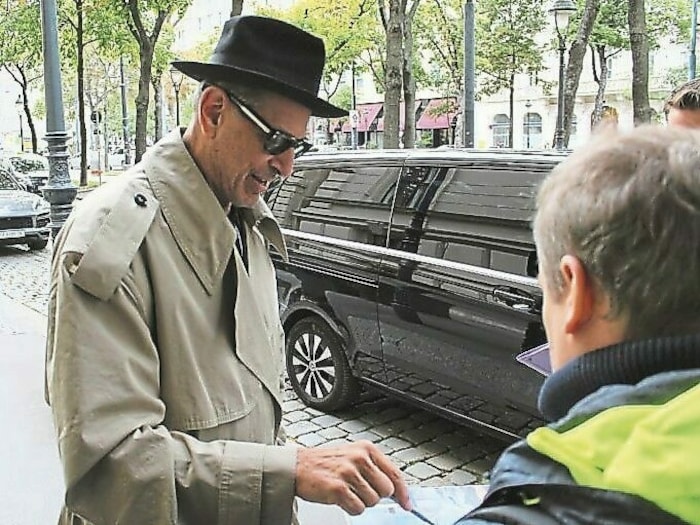 Der Schauspieler war ganz klassisch im Trenchcoat mit Hut und Sonnenbrille unterwegs.