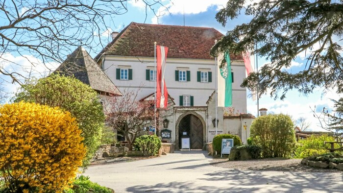 Schloss Kapfenstein thront weithin sichtbar auf einem Vulkankegel. Gastgeber ist die Familie ...