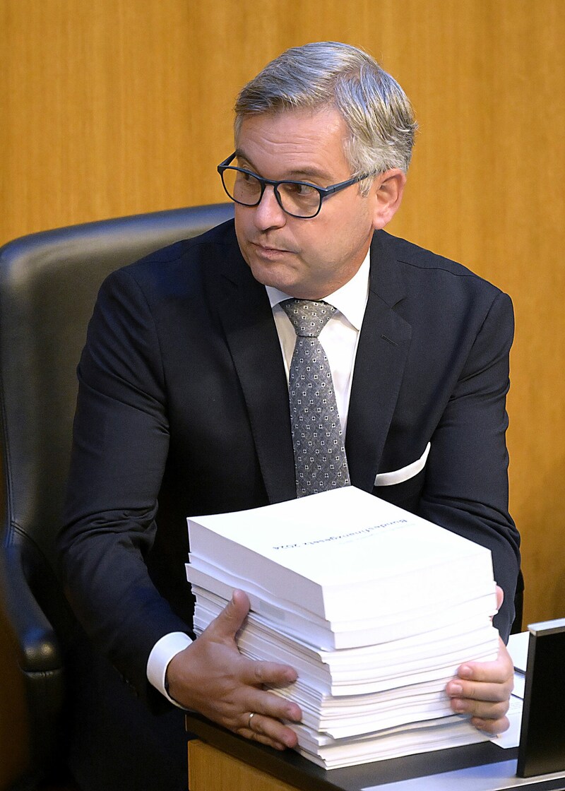 Finanzminister Magnus Brunner mit dem ausgedruckten Budget (Bild: APA/ROBERT JAEGER)