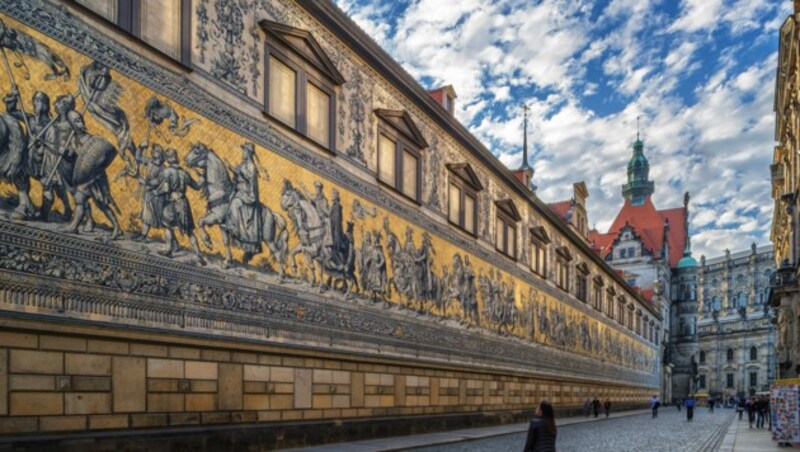 Kostbarkeiten aus Meißner Porzellan: der Fürstenzug ... (Bild: Uwe - stock.adobe.com)