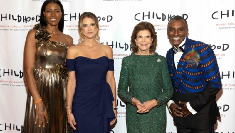 Prinzessin Madeleine und Königin Silvia posieren mit dem schwedisch-amerikanischen Star-Koch Marcus Samuelsson und dessen Frau Maya Haile. (Bild: Pontus Höök / TT News Agency / picturedesk.com)