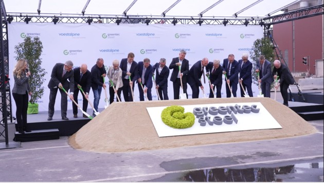 Spatenstich in Donawitz: Baustart für eine grüne Stahlproduktion in der Steiermark. (Bild: krone.tv)