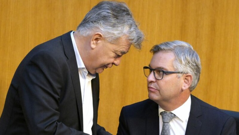 Vizekanzler Werner Kogler und Finanzminister Magnus Brunner sehen ein „zukunftsfittes“ Budget. (Bild: APA/ROBERT JAEGER)