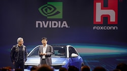 Jensen Huang (links), Mitbegründer und Vorstandsvorsitzender von Nvidia, und Young Liu, Vorsitzender der Foxconn Technology Group (Bild: AFP)