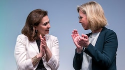 Justizministerin Alma Zadić und Klimaministerin Leonore Gewessler freuen sich über größere Budget für ihre Ressorts. (Bild: APA/EXPA/JOHANN GRODER)
