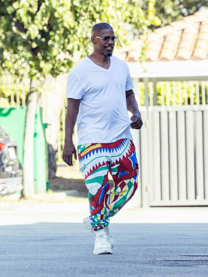 Jamie Fox in bunter Jogginghose