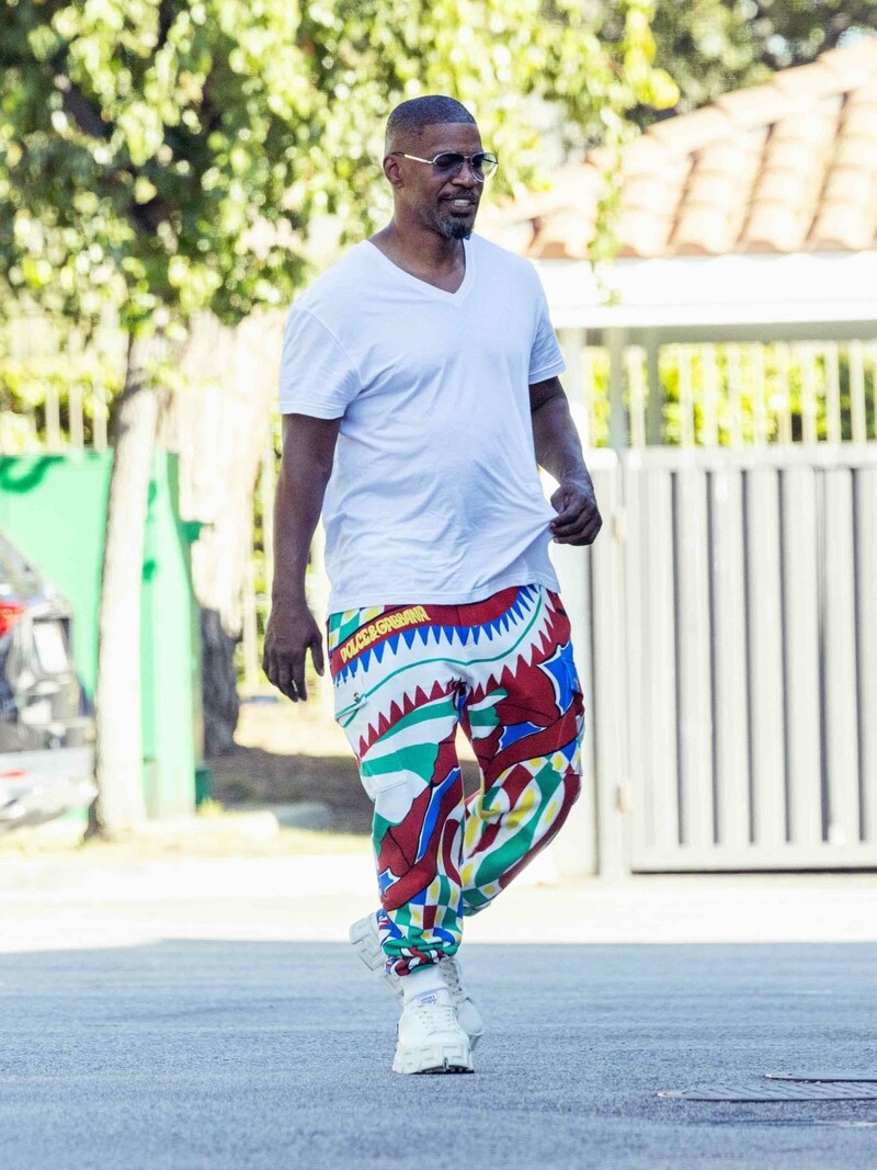 Jamie Fox in bunter Jogginghose (Bild: www.PPS.at)