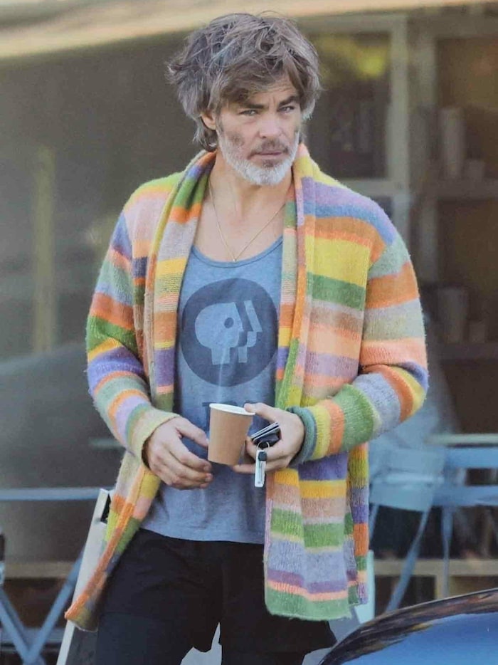 Chris Pine im gemütlicher Rainbow-Strickjacke