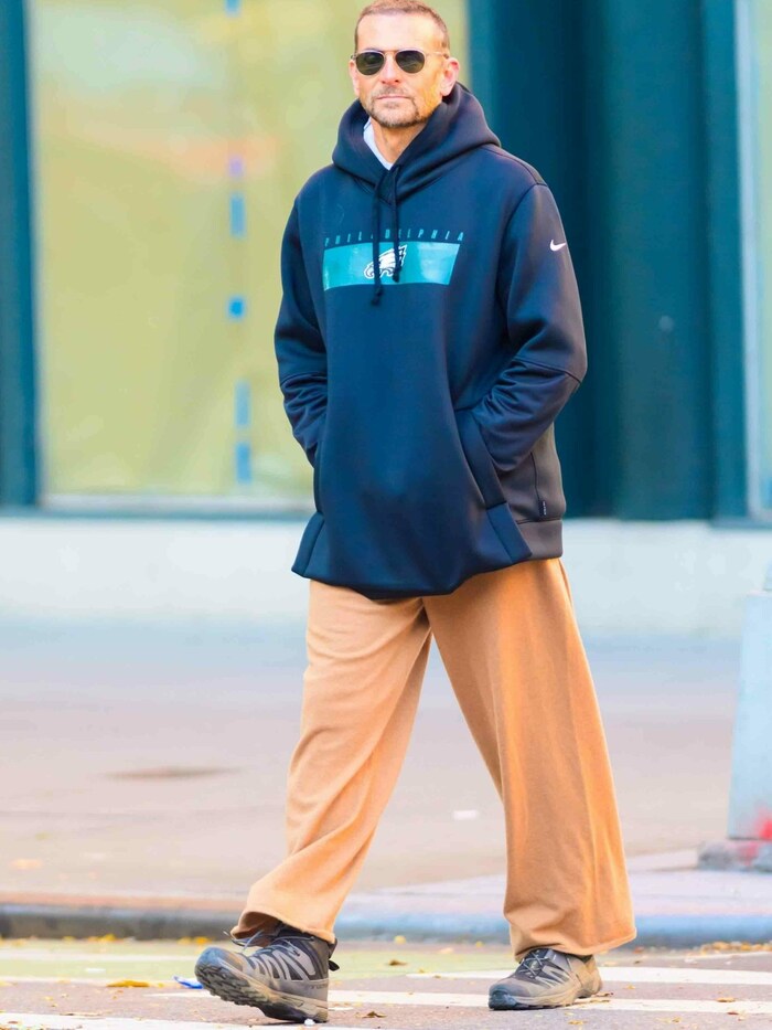 Bradley Cooper in Hoodie und weiter Jogginghose.