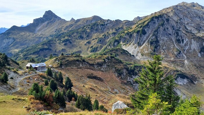 Die Freiburger Hütte oberhalb des Formarinsees.