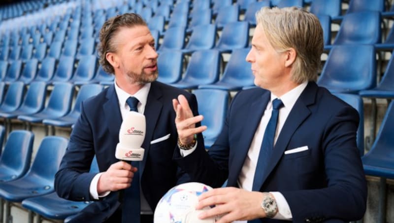 Steffen Freund und Jan Åge Fjørtoft werden bei der EM 2024 als Experten für Servus TV arbeiten. (Bild: Servus TV/Riedl)