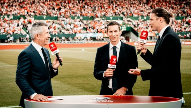 Servus TV-Sportchef Christian Nehiba, Florian Klein und Sebastian Prödl freuen sich schon auf die Fußball-EM in Deutschland. (Bild: Servus TV/Seeger)