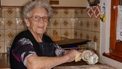 Mit tausenden Menschen teilt Trude-Oma ihr Leben auf TikTok. Jetzt lässt sie auch andere an ihren Koch- und Backkünsten teilhaben. (Bild: Gerhard Lenk)