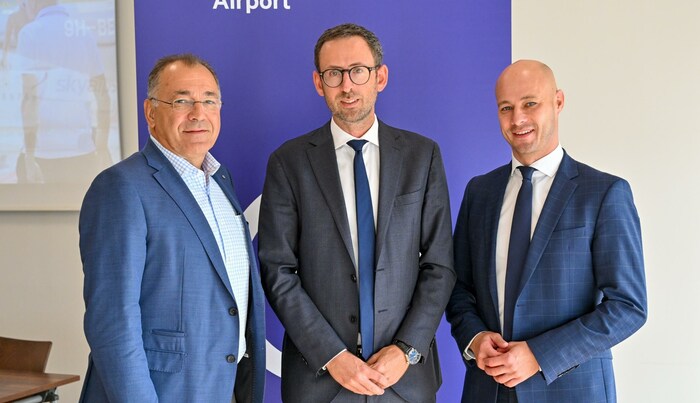 Airport-Geschäftsführer Norbert Draskovits, Maximilian Alber (General Director Sales & Marketing ...