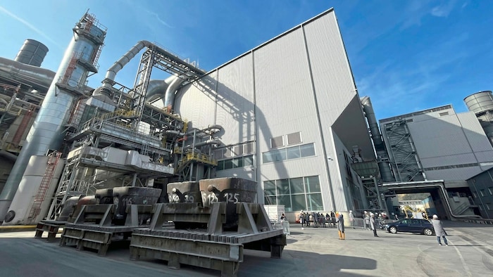Eine hocheffiziente Entstaubungsanlage wälzt rund 3,8 Millionen Normkubikmeter Luft pro Stunde ...
