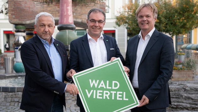Neuer Tourismus-Chef im Waldviertel. Im Bild: Aufsichtsratsvorsitzender Fritz Weber, der neue Geschäftsführer der Destination Waldviertel, Tom Bauer und Michael Duscher, Geschäftsführer Niederösterreich Werbung. (Bild: Klaus Schindler)