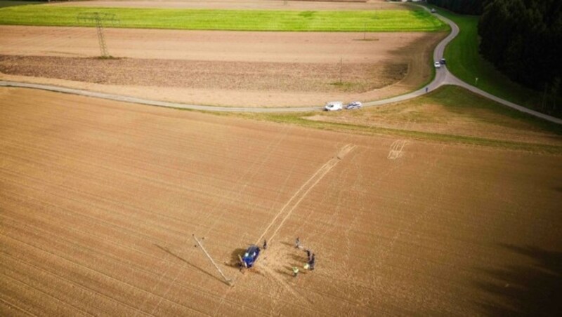 Mitten auf einem Feld rammte der Tatverdächtige einen Strommasten. (Bild: Scharinger Daniel)