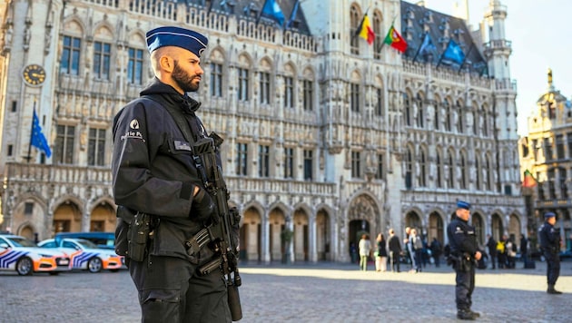 Polizisten auf dem berühmten Grand Place in der Brüsseler Innenstadt. (Bild: EPA)