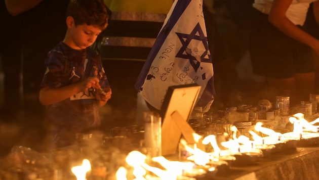 Gedenken an die Opfer eines Hamas-Angriffs auf Israel am 7. Oktober in Tel Aviv. Europaweit kommt es aktuell zu unerträglichen antisemitischen Vorfällen. (Bild: AHMAD GHARABLI / AFP / picturedesk.com)