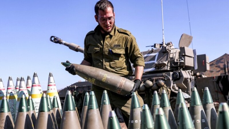 Ein israelischer Soldat bei der Vorbereitung von Artilleriemunition an der Grenze zum Libanon (Bild: APA/AFP/Jalaa MAREY)