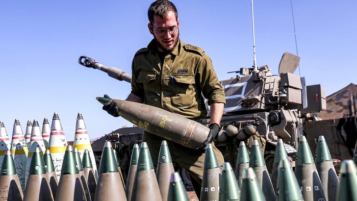 Ein israelischer Soldat bei der Vorbereitung von Artilleriemunition an der Grenze zum Libanon