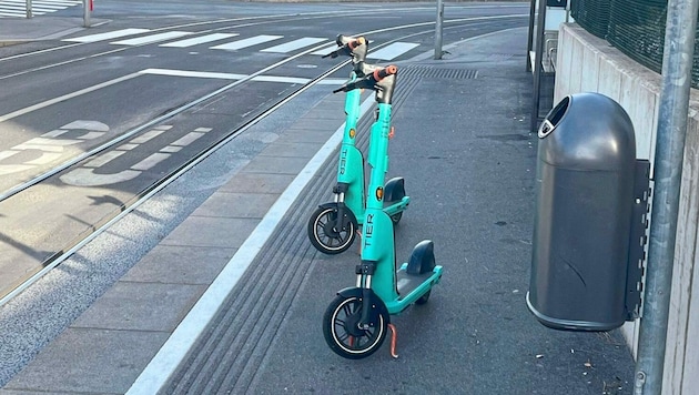 Klassisch falsch geparkte E-Scooter - entdeckt in der Schützenstraße in Innsbruck. (Bild: Johanna Birbaumer)