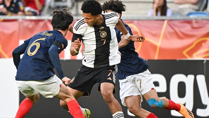 Paris Brunner (Mitte) wurde vom BVB suspendiert.