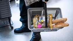 In vielen Einkaufskörben wird der Einkauf kleiner, die Lebensmittelpreise dafür höher. (Bild: APA/AFP/Jonathan NACKSTRAND)
