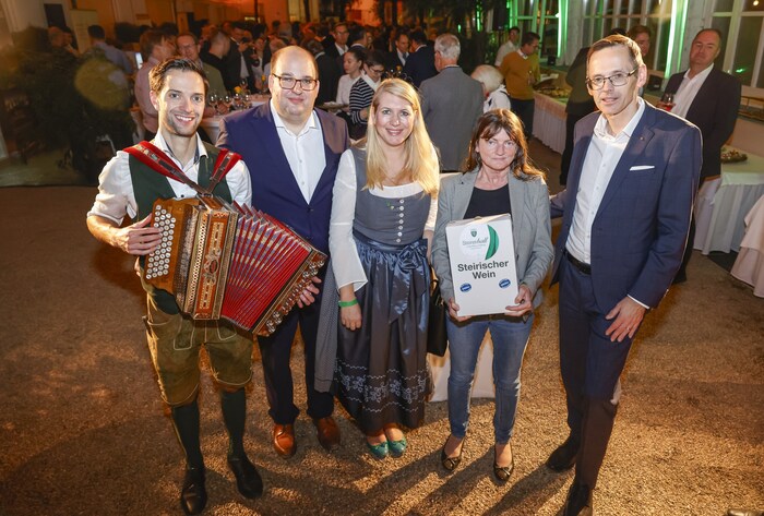 Paul Ehgartner, Vorstandsmitglied des Vereins der Steirer in Wien, Philipp Angerer, Obmann-Stv. ...