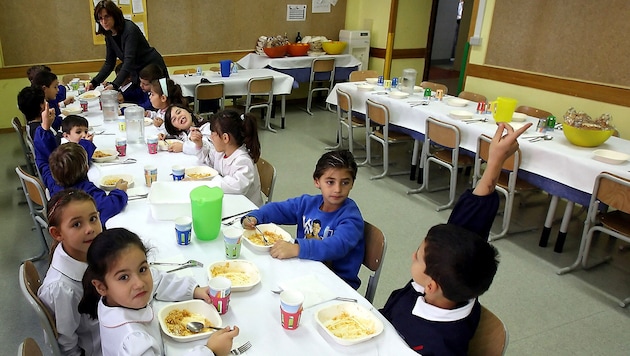 Children having lunch in Italy (archive photo) (Bild: AFP)