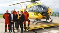 Flugrettung-GF Marco Trefanitz, ÖAMTC-Präsidentin Johanna Mutzl und Landesrätin Beate Prettner mit der Crew des Christopherus 11. (Bild: Rojsek-Wiedergut Uta)