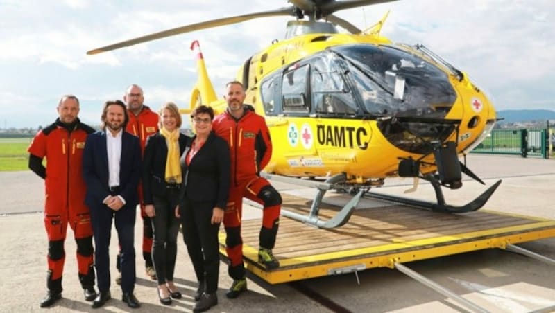 Flugrettung-GF Marco Trefanitz, ÖAMTC-Präsidentin Johanna Mutzl und Landesrätin Beate Prettner mit der Crew des Christophorus 11. (Bild: Rojsek-Wiedergut Uta)