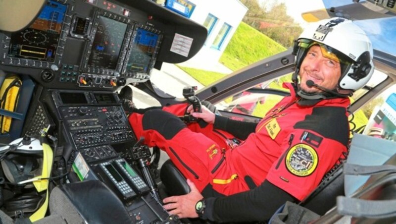 Cpt. Alexander Rassi im Cockpit des Christophorus 11. (Bild: Rojsek-Wiedergut Uta)