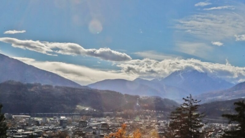 Südlich von Innsbruck wird sich die Föhnmauer auftürmen. (Bild: Birbaumer Christof)