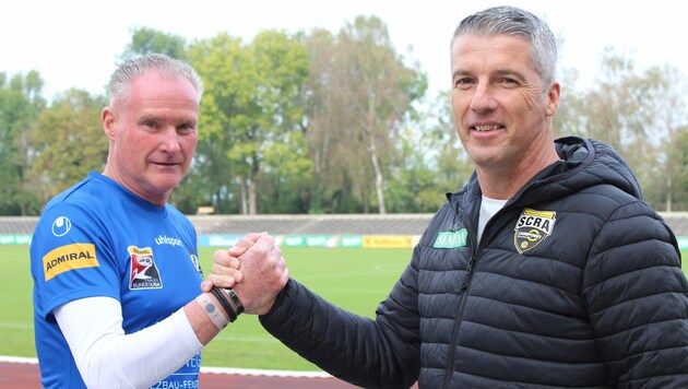 Handshake: Lustenau/Dornbirn-Coach Klaus Stocker (l.) und Altach-Trainer Bernhard Summer trafen sich vor der Derby-Premiere auf der Birkenwiese. (Bild: Peter Weihs/Kronenzeitung)