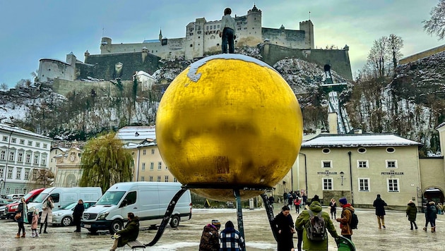 Das Pickerl mit einem faschistischen Symbol klebte der Beschuldigte auf dieses Kunstwerk in der Salzburger Altstadt (Bild: Tschepp Markus)