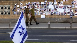 Mitglieder des israelischen Kriegskabinetts planen, Familienangehörige von Geiseln zu treffen. (Bild: APA/AFP/AHMAD GHARABLI)