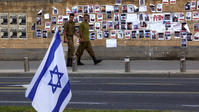 In die indirekten Verhandlungen zwischen Israel und der Hamas über eine befristete Waffenruhe und die Freilassung von Geiseln ist etwas Bewegung gekommen. (Bild: APA/AFP/AHMAD GHARABLI)