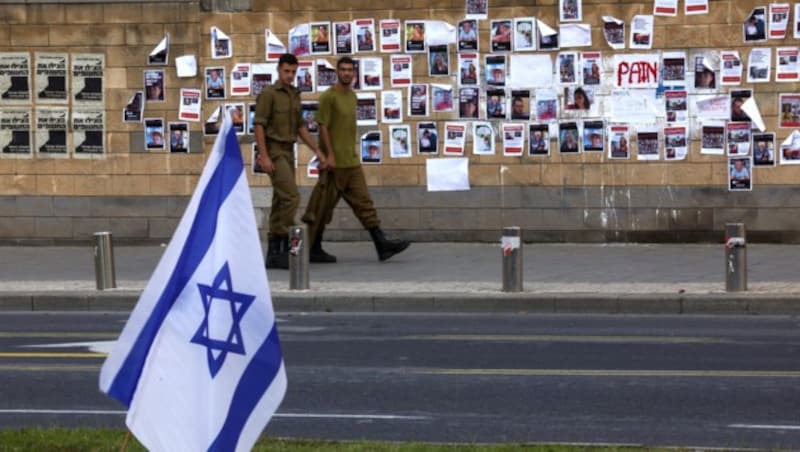 Mitglieder des israelischen Kriegskabinetts planen, Familienangehörige von Geiseln zu treffen. (Bild: APA/AFP/Ahmad Gharabli)